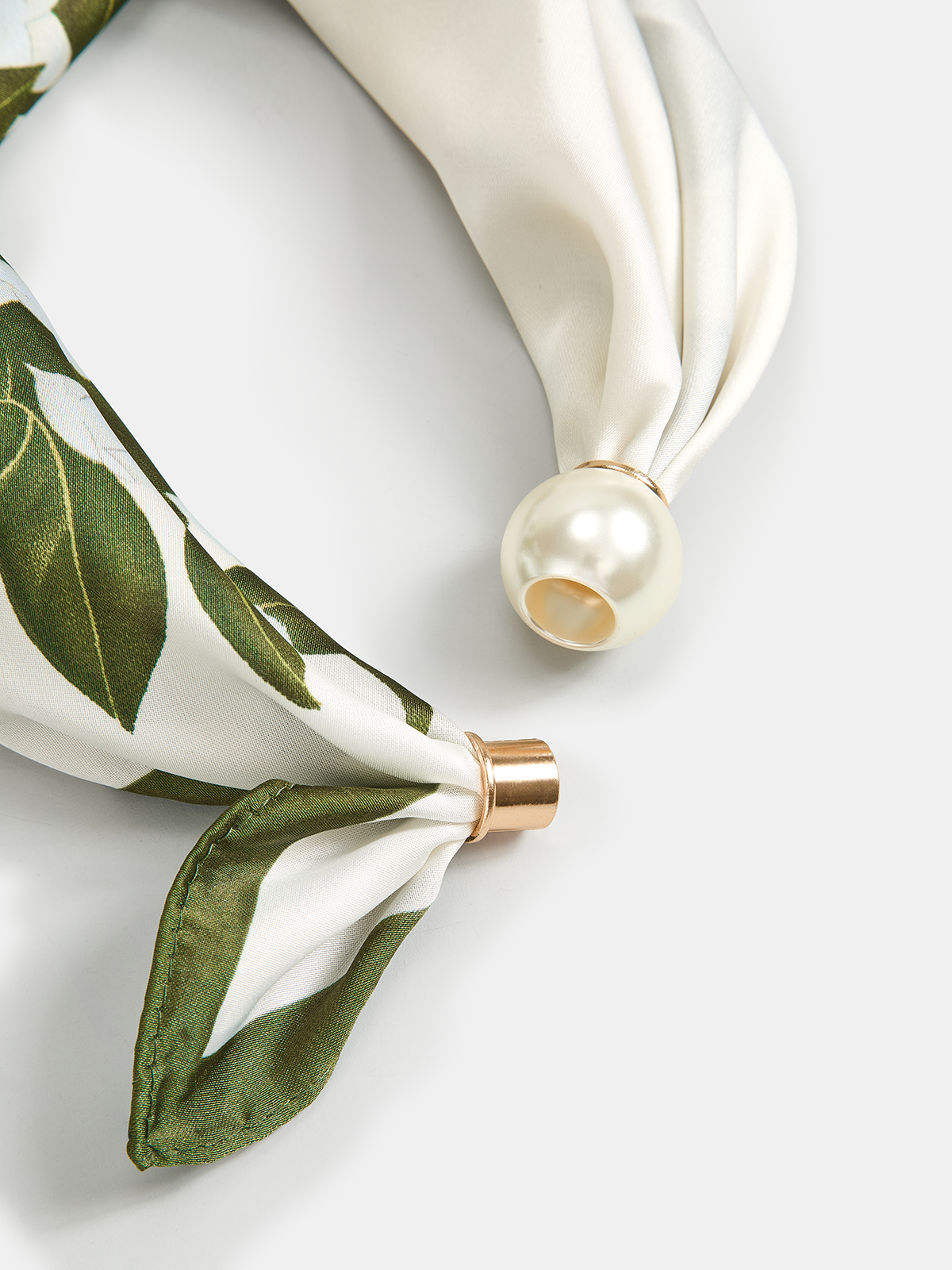 Leaf Print Pearl Magnetic Closure Scarf